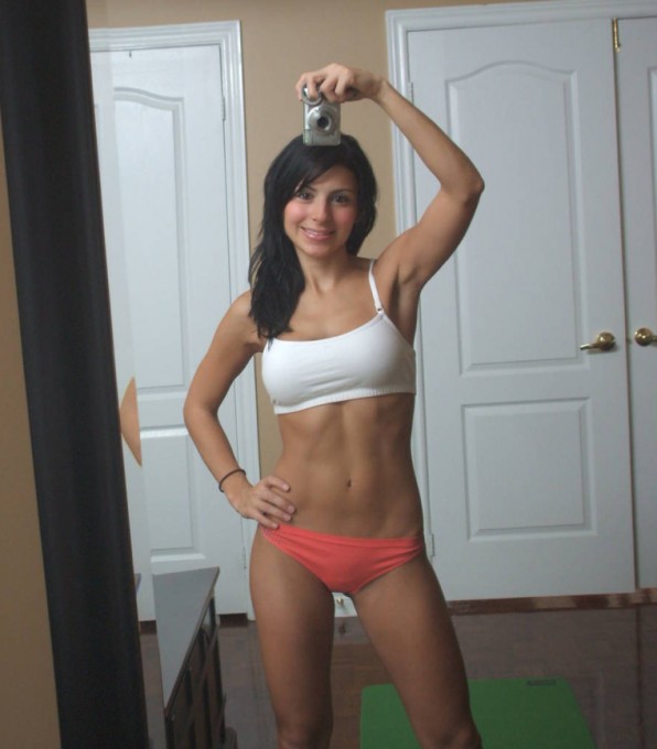 Молодые особы перед зеркалом в одежде и без нее 15 фотография