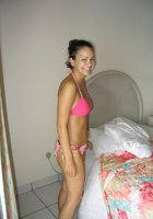 Брюнеточку трахают в рот на кровати 5 фото