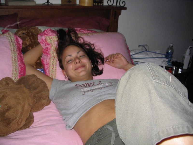 Брюнеточку трахают в рот на кровати 1 фотография