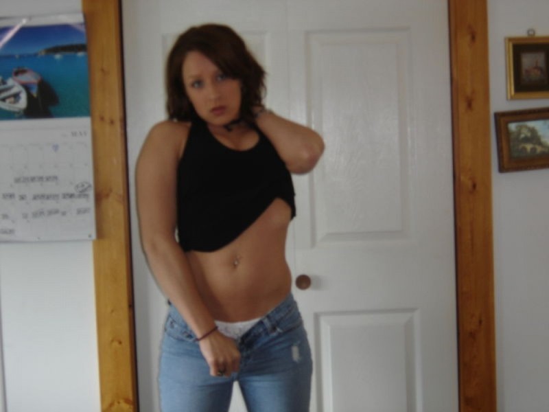 Знойная подруга дрочит в спальной комнате 2 фотография