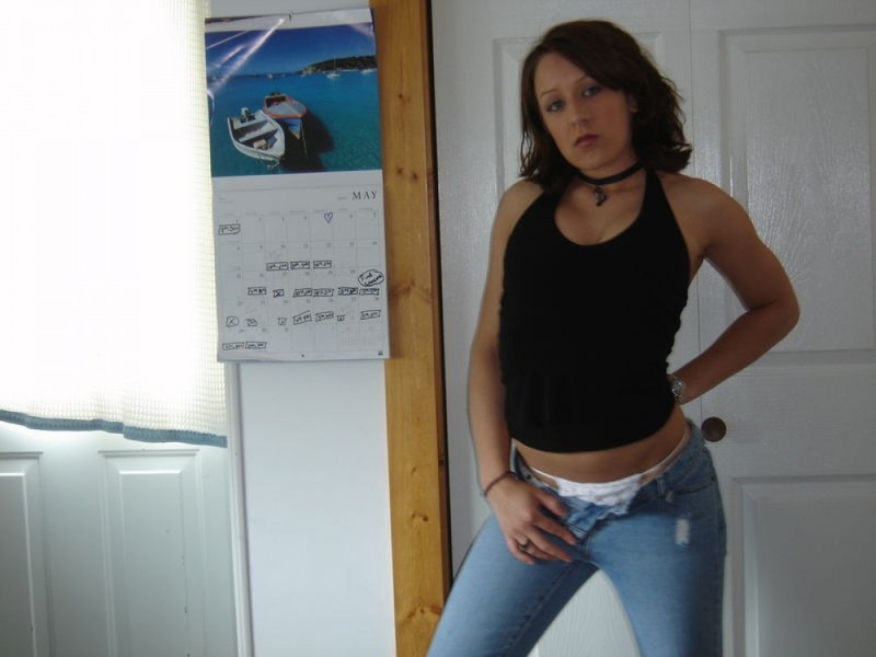 Знойная подруга дрочит в спальной комнате 6 фотография