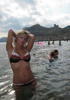 Загоревшая блондинка позирует в душе и на пляже 1 фото Загоревшая блондинка позирует в душе и на пляже 1 фото