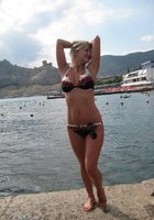 Загоревшая блондинка позирует в душе и на пляже 3 фото Загоревшая блондинка позирует в душе и на пляже 3 фото