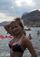 Загоревшая блондинка позирует в душе и на пляже 2 фото Загоревшая блондинка позирует в душе и на пляже 2 фото