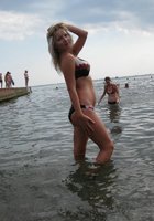 Загоревшая блондинка позирует в душе и на пляже 5 фото Загоревшая блондинка позирует в душе и на пляже 5 фото