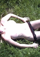 Крестьянка лежит голая в траве 7 фото Крестьянка лежит голая в траве 7 фото