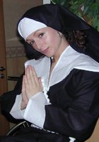 Кучерявая девушка периодически выставляет напоказ упругие буфера 1 фото Кучерявая девушка периодически выставляет напоказ упругие буфера 1 фото