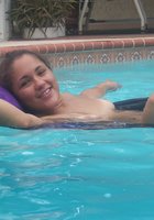 Молодая девушка светит перед парнем киской и сосет его пенис 32 фото Молодая девушка светит перед парнем киской и сосет его пенис 32 фото