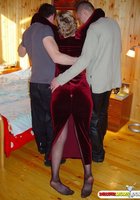 Парни напоили даму и отодрали ее в два хуя на даче 2 фото Парни напоили даму и отодрали ее в два хуя на даче 2 фото