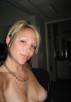 Загорелая блондинка мастурбирует на супружеском ложе 2 фото Загорелая блондинка мастурбирует на супружеском ложе 2 фото