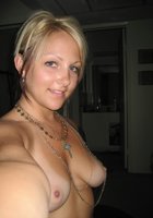 Загорелая блондинка мастурбирует на супружеском ложе 3 фото Загорелая блондинка мастурбирует на супружеском ложе 3 фото