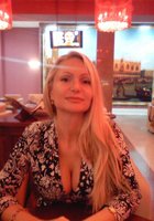 Светловолосая мамка выпячивает большую попу 7 фото Светловолосая мамка выпячивает большую попу 7 фото