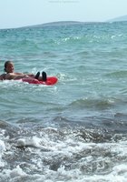 Молодая пара любит загорать на пляже голой 28 фото