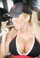 Большие буфера крошек вываливаются из лифчика 1 фото Большие буфера крошек вываливаются из лифчика 1 фото