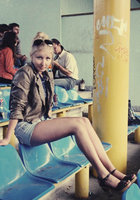 Молоденькая блондинка раздевается в саду 6 фото