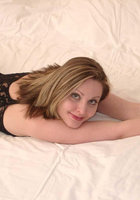 Мамка разделась на своей кровати 1 фото Мамка разделась на своей кровати 1 фото