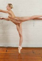 Голая женщина прыгает на скакалке 8 фото Голая женщина прыгает на скакалке 8 фото