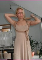 Блондинка показала домашний стриптиз и сделала минет 1 фото Блондинка показала домашний стриптиз и сделала минет 1 фото