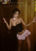 Молоденькая красотка позирует в короткой юбке 7 фото