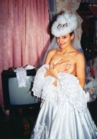 Невеста примеряет свадебное платье и шубу 2 фото Невеста примеряет свадебное платье и шубу 2 фото