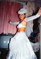 Невеста примеряет свадебное платье и шубу 1 фото Невеста примеряет свадебное платье и шубу 1 фото