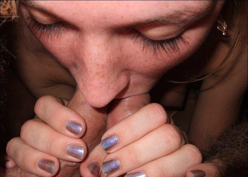 Светловолосую девушку трахают в два ствола 6 фотография