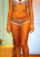 Брюнетка в коротенькой одежде позирует сидя возле красной шторы 8 фото Брюнетка в коротенькой одежде позирует сидя возле красной шторы 8 фото