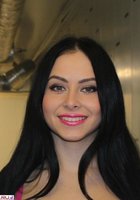 Брюнетка в коротенькой одежде позирует сидя возле красной шторы 10 фото Брюнетка в коротенькой одежде позирует сидя возле красной шторы 10 фото