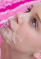 Молоденькие красавицы получают на лицо много свежей кончи 20 фото Молоденькие красавицы получают на лицо много свежей кончи 20 фото