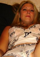 Девушка сидит на мотоцикле в красном корсете 3 фото Девушка сидит на мотоцикле в красном корсете 3 фото