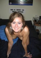 Девушка в розовых трусах показывает сиськи на кровати 8 фото Девушка в розовых трусах показывает сиськи на кровати 8 фото