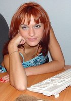 Рыжая бухгалтерша с загорелым телом позирует голышом в кабинете 1 фото Рыжая бухгалтерша с загорелым телом позирует голышом в кабинете 1 фото