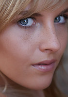 Голая блондинка с веснушками показывает большие дойки на подушках 10 фото Голая блондинка с веснушками показывает большие дойки на подушках 10 фото