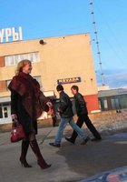 Блондинка в розовом шарфе и сапогах позирует в комнате 2 фото Блондинка в розовом шарфе и сапогах позирует в комнате 2 фото