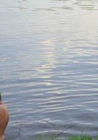 Грудастая баба возле озера отсосала у мужика 2 фото