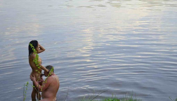 Грудастая баба возле озера отсосала у мужика 2 фотография