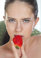 Модель съела клубнику и подрочила вульву 1 фото Модель съела клубнику и подрочила вульву 1 фото