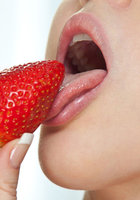 Модель съела клубнику и подрочила вульву 2 фото Модель съела клубнику и подрочила вульву 2 фото