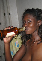 Негритянка приоткрывает половые губы на кровати 9 фото Негритянка приоткрывает половые губы на кровати 9 фото