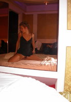 Раздвинула пальцами киску на кровати 15 фото Раздвинула пальцами киску на кровати 15 фото