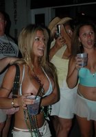 Очаровательные чиксы с выдающимися формами 15 фото