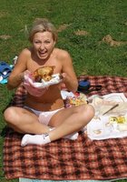 Голая любовница отдыхает на небольшом озере 2 фото Голая любовница отдыхает на небольшом озере 2 фото