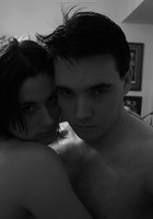 Парень любуется сиськами девушки перед зеркалом и трогает их 1 фото Парень любуется сиськами девушки перед зеркалом и трогает их 1 фото