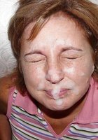 Восхитительная брюнетка показывает свои дырочки, сидя на ковре 4 фото Восхитительная брюнетка показывает свои дырочки, сидя на ковре 4 фото