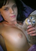 Худая брюнетка в красивых трусиках отдыхает дома 1 фото Худая брюнетка в красивых трусиках отдыхает дома 1 фото