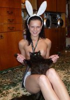 Худая брюнетка в красивых трусиках отдыхает дома 6 фото Худая брюнетка в красивых трусиках отдыхает дома 6 фото