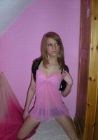 Подвыпившая женщина оголила одну из своих грудей в людном зале 2 фото Подвыпившая женщина оголила одну из своих грудей в людном зале 2 фото