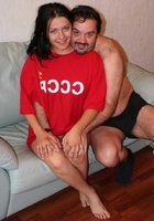 Две красотки развлекаются с мужчиной и друг с дружкой в комнате 1 фото Две красотки развлекаются с мужчиной и друг с дружкой в комнате 1 фото