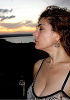 Женщина отдыхает с мужчиной на курорте 2 фото Женщина отдыхает с мужчиной на курорте 2 фото