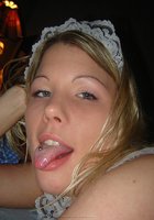 Горничная эротично двигается и оголяет упругие титьки 10 фото Горничная эротично двигается и оголяет упругие титьки 10 фото